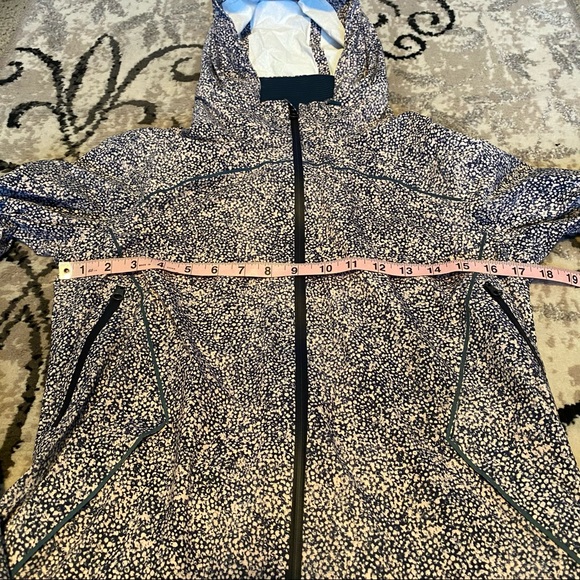 Lululemon Runaway Jacket - size 8 - Picture 5 of 13
